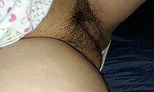 棕色头发的女友在家里看hentai时摩擦她的剃光的阴部