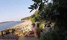我的法国女友在克罗地亚海滩上给我公开口交 - 差点被抓住