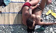 丰满的宝贝在裸体海滩上和她的古怪男友接吻