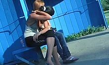 两个看起来灰溜溜的女友在公交车站炫耀她们的屁股