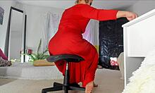 感性的成熟Sonias家庭视频展示了她穿着红色长裙的挑逗姿势,露出她多毛的裙摆,腿,脚和臀部,拥有天然的乳房。