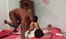 Shathi Khatuns与女孩和两个男孩在自制色情片中进行热辣的深喉三人行