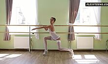 裸体俄罗斯体操运动员Inessas的杂技技巧的热门自制视频