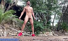 肌肉男在公共场合进行裸体深蹲,用于健身视频。