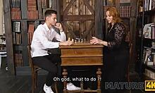 一个年轻的男人与一位成熟的俄罗斯人发生性关系,而不是玩国际象棋