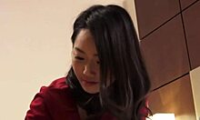 日本熟女在这个视频中享受一些热手淫和口交动作
