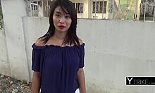 一个年轻的亚洲女孩与一个兴奋的游客换取性爱
